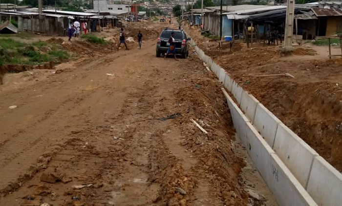 Travaux de bitumage de 1000 ml des voies de desserte de la commune de Dabou