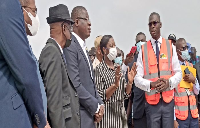 VISITE DE CHANTIER / LE MINISTRE DE L’EQUIPEMENT ET DE L’ENTRETIEN ROUTIER INSPECTE LES TRAVAUX DU PEAGE DE GRAND BASSAM EN COMPAGNIE  DU PCA  ET DE LA DGI DU FER